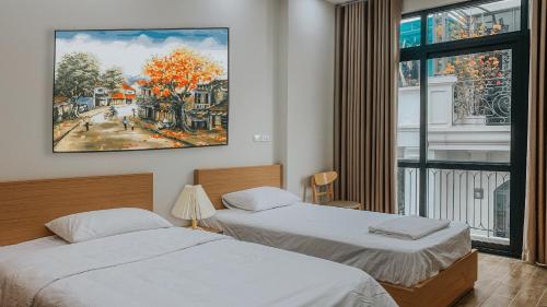 河内Yen’s House的墙上画画的房间里设有两张床