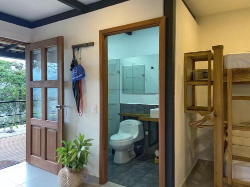 贾丁Gulupa Ecolodge的一间带卫生间和玻璃门的浴室