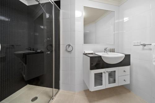堪培拉Inner-City 2-Bed with Parking, Pool, Gym & BBQ的白色的浴室设有水槽和淋浴。