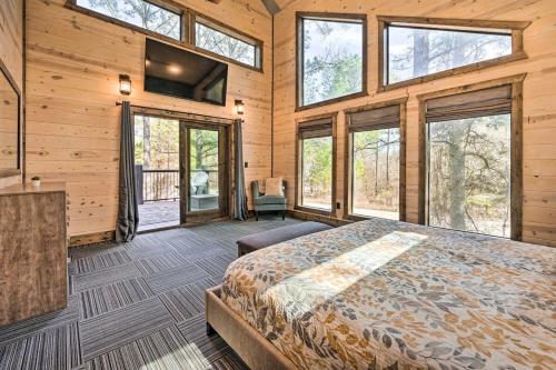 布罗肯鲍Family Getaway 10-Bed Cabin w Hot tub & Firepit的一间设有床铺的卧室,位于带窗户的房间内