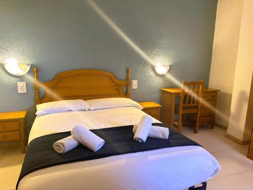 瓦伦西亚Barraca Suites的一间卧室配有一张床,上面有两条毛巾