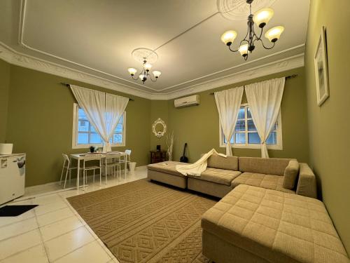 迪拜Beautiful 1BHK Near Jumeirah near Metro 3mins walk的客厅配有沙发和桌子