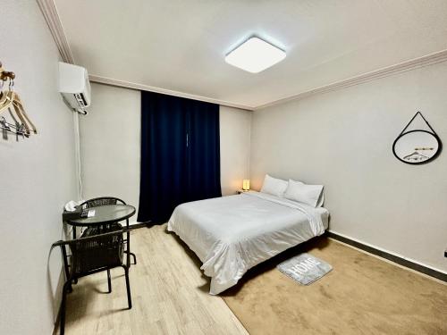 固城郡Royal motel的一间卧室配有一张床和一张桌子