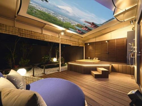 大阪Konjaku-So Bentencho Rooftop Garden的客厅设有大窗户和甲板