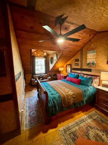 亨茨维尔The Cedar House - Huntsville Cultural District的一间卧室配有一张床和吊扇