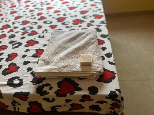 KoldaAppartement meublé Kolda的一张带毛巾的床和一张表