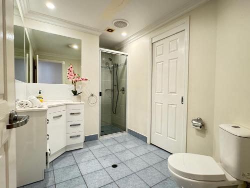 汤斯维尔Townsville Lighthouse - 3/103 Strand的白色的浴室设有卫生间和淋浴。