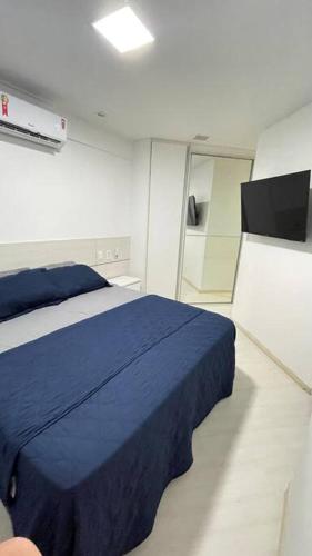 马塞约Apartamento Maceió- Jatiúca的一间卧室配有蓝色的床和镜子