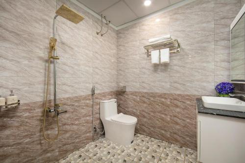 河内Hanoi Airport Suites Hostel & Travel的带淋浴、卫生间和盥洗盆的浴室