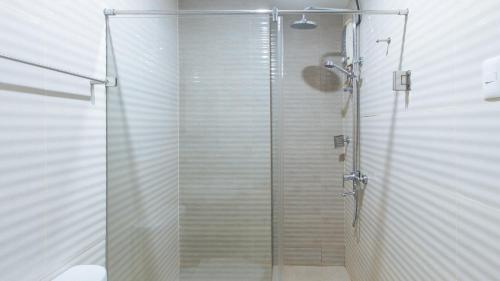 达沃市Asrodel Hotel RedPartner的浴室里设有玻璃门淋浴