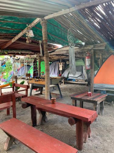 奥尔沃克斯岛Casa de los Santos Camping y eco cabañas的一组帐篷内的野餐桌