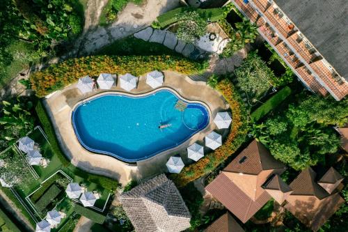 莱利海滩Railay Phutawan Resort的享有度假村游泳池的顶部景致