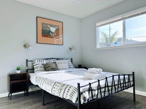 滨海城Indulge in Coastal Serenity - Stylish Bay Retreat!的一间卧室设有一张床和一个窗口