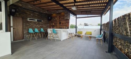 墨西哥城Cálida casa pet friendly, CDMX的屋顶酒吧,带椅子