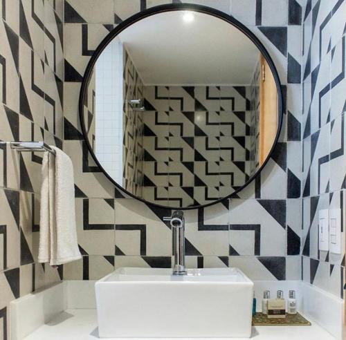 墨西哥城德库酒店的浴室设有镜子和白色水槽