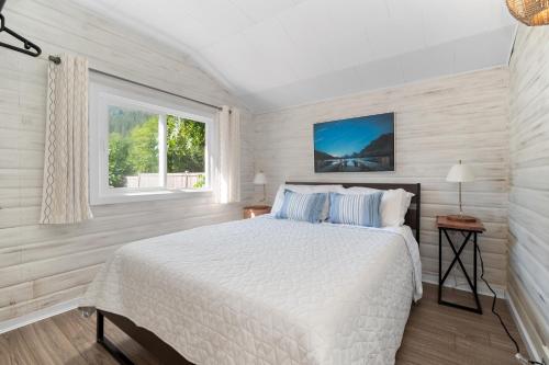 哈里森温泉Lake Time Harrison的白色的卧室设有床和窗户