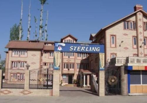 斯利那加Hotel Sterling , Srinagar的前面有路标的建筑