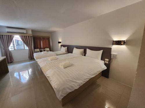 曼谷Prom Ratchada Hotel - SHA Plus的一间大卧室,配有两张带白色床单的床