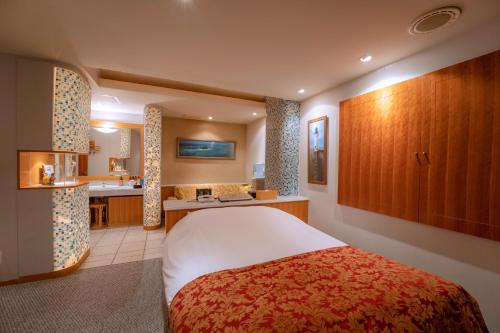 所泽市EIGHT PRINCE HOTEL -Adult Only-的酒店客房带一张床和一个厨房
