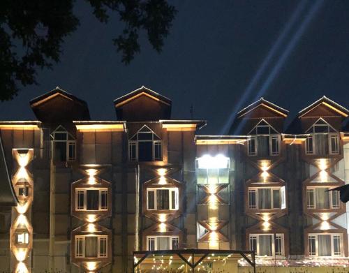 斯利那加HOTEL K2 INN , Srinagar的一座晚上有灯的建筑