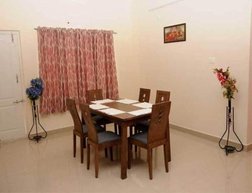 海得拉巴sucasa homes (home away from home guest services pvt ltd)的用餐室的桌椅