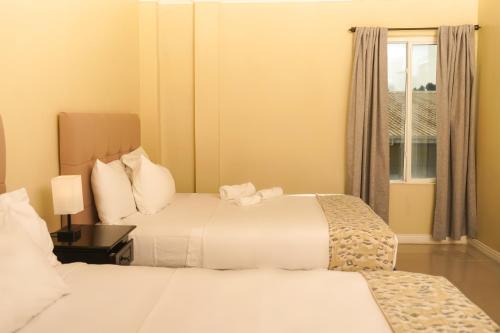 乔治敦Parc Rayne的酒店客房设有两张床和窗户。