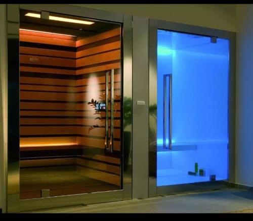 卡拉古诺内Margaida Boutique Hotel & SPA的带淋浴的浴室和玻璃门