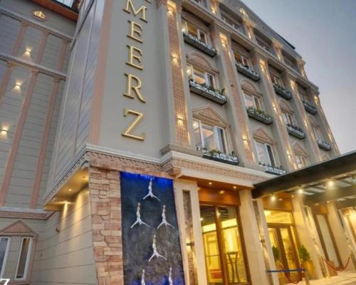 斯利那加Hotel Meerz , Srinagar的前面有标志的建筑