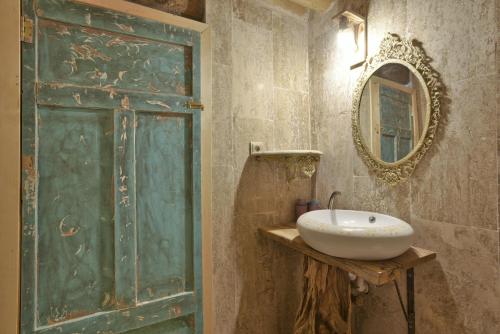 乌奇希萨尔Philosophy Hotel的浴室设有绿门和水槽