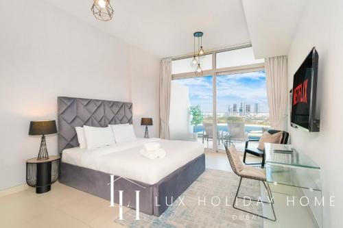 迪拜LUX - Opulent Island Suite Burj Khalifa View 2的一间卧室设有一张床和一个大窗户