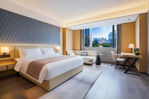 广州广州兰欧国际酒店的一间卧室设有一张大床和一个大窗户