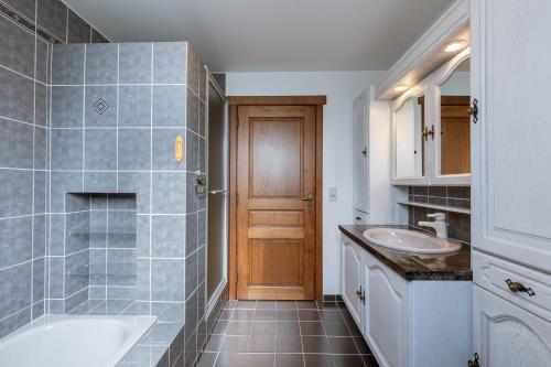 东代恩凯尔克Villa Florentine的浴室配有盥洗盆、卫生间和浴缸。