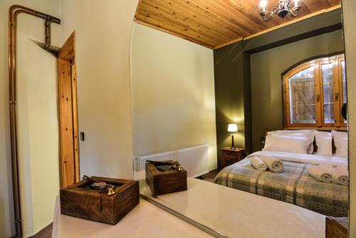 Archaia FeneosCapris Rustic Ηouse with Mountain View的一间卧室设有一张大床和一个窗户。