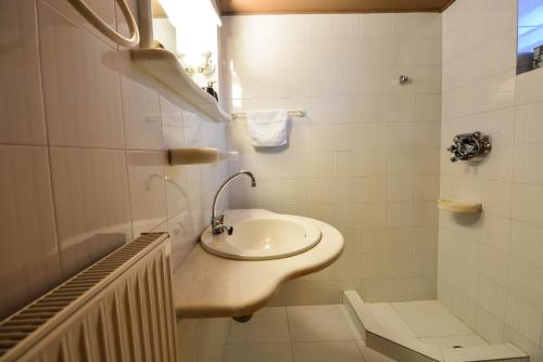 Archaia FeneosCapris Rustic Ηouse with Mountain View的白色的浴室设有水槽和淋浴。