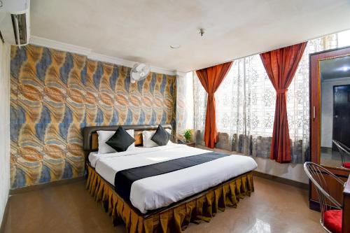 kolkataRaj Palace Near City Centre 2的一间卧室设有一张床和一个大窗户