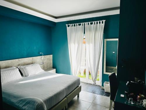 罗马Trastevere House的蓝色的卧室设有床和窗户