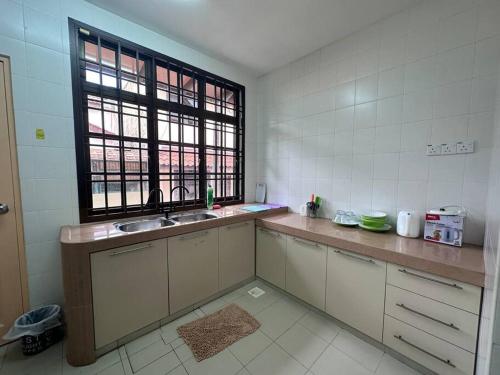 乌鲁地南Pelangi Indah 8 Rooms Corner Pool Table的厨房设有水槽和窗户。