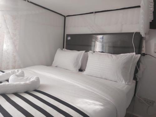 基苏木Skybeach apartment的白色的床,配有黑白枕头