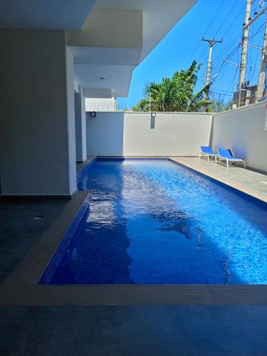 蒙巴萨Antlaya的大楼内的一个蓝色海水游泳池