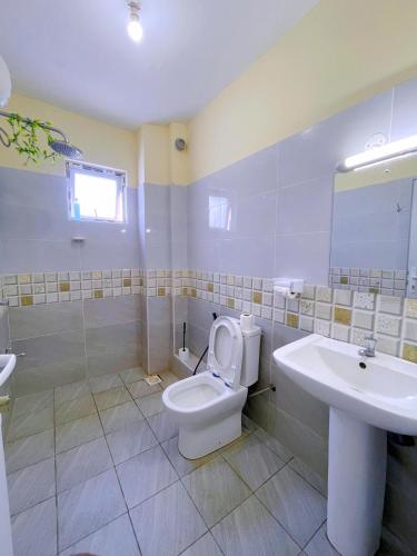 蒙巴萨Antlaya的一间带卫生间和水槽的浴室