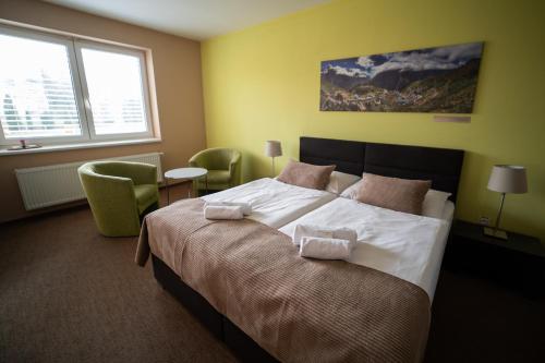 斯维塔维加尼斯维塔维酒店的一间卧室配有一张大床和两条毛巾