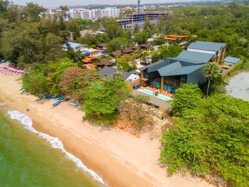 纳仲天Dojo poolvilla beach resort - private beach villa-的享有海滩空中美景和度假胜地