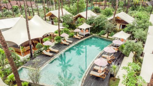 吉利特拉旺安Gili Tenda的享有度假村游泳池的顶部景致