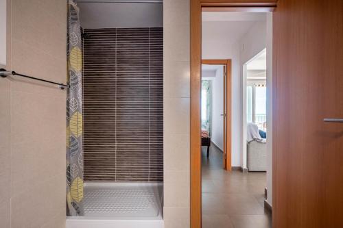 托里代巴拉AT020 Torremar I的浴室内带玻璃门的步入式淋浴间