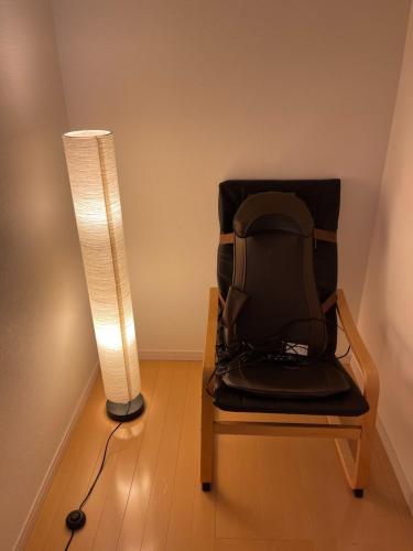 大阪孔雀民宿的灯台旁椅子旁的灯