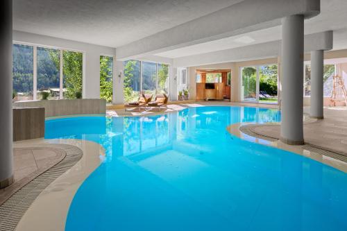 富尔普梅斯Alpinresort Stubaierhof ****s的大楼里一个蓝色的大泳池