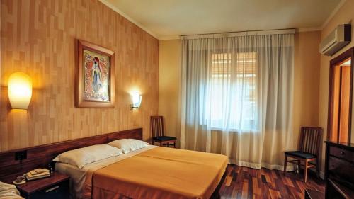博尔塞纳国民酒店的酒店客房设有床和窗户。