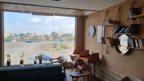 QurţahDahreez motel的客厅设有大窗户,享有停车场的景色