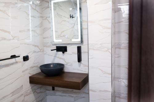那不勒斯Napoli Center Suite Palmentieri的一间带碗水槽和镜子的浴室