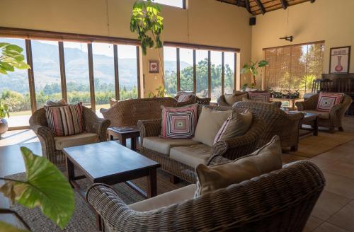 Rev EstatesSilver Hill Lodge的带沙发和桌子的客厅以及窗户。